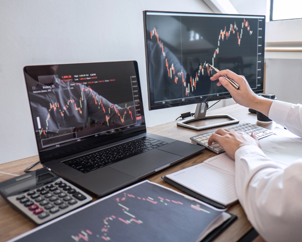 Day Trading vs. Long-Term Investing: Pros and Cons.